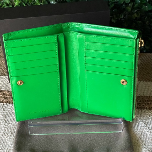 Bottega Veneta Compact Green Leather Wallet - Picture 4 of 4